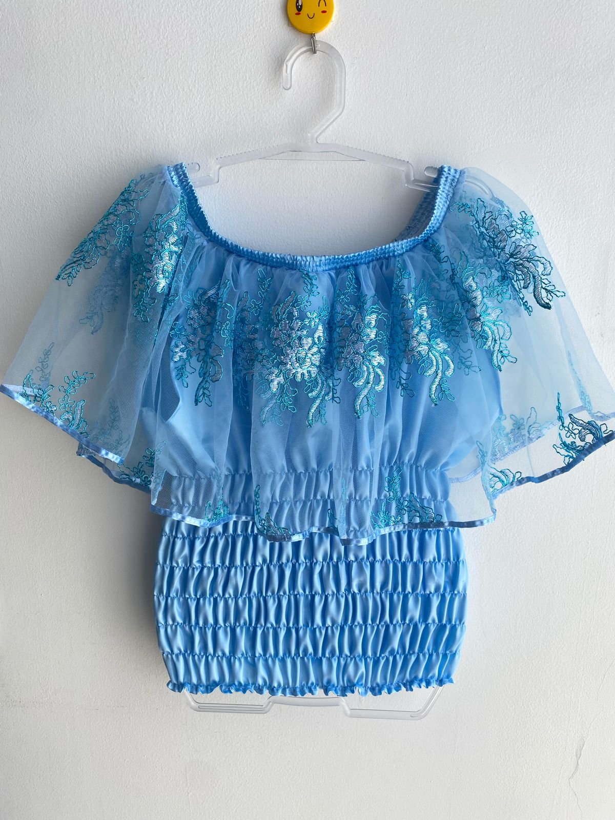 Bata de cetim com babado em bordado azul 