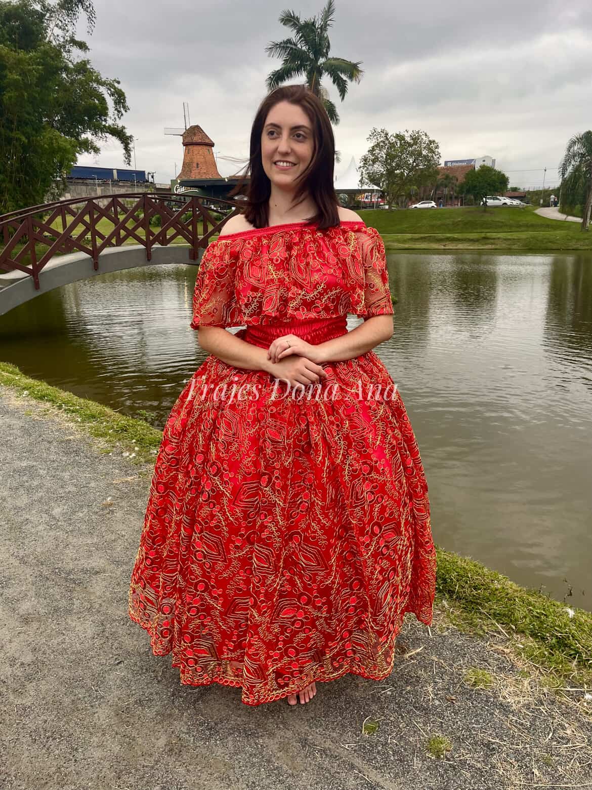 Saia Luxo Bordada Vermelhar Com Fios Dourados