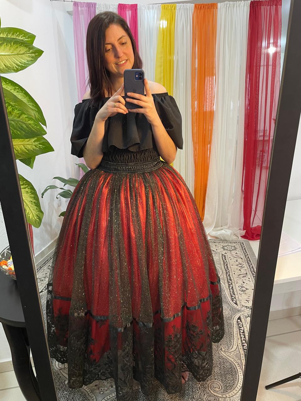Saia Vermelha e Preta de Cetim com Glitter e Barra Bordada