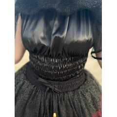 Bata de cetim preto com babado em gliter 