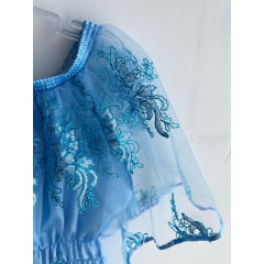 Bata de cetim com babado em bordado azul 